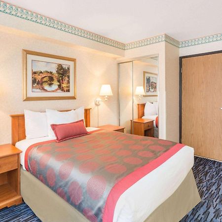 Hotel Ramada By Wyndham Kent Seattle Area Exterior foto