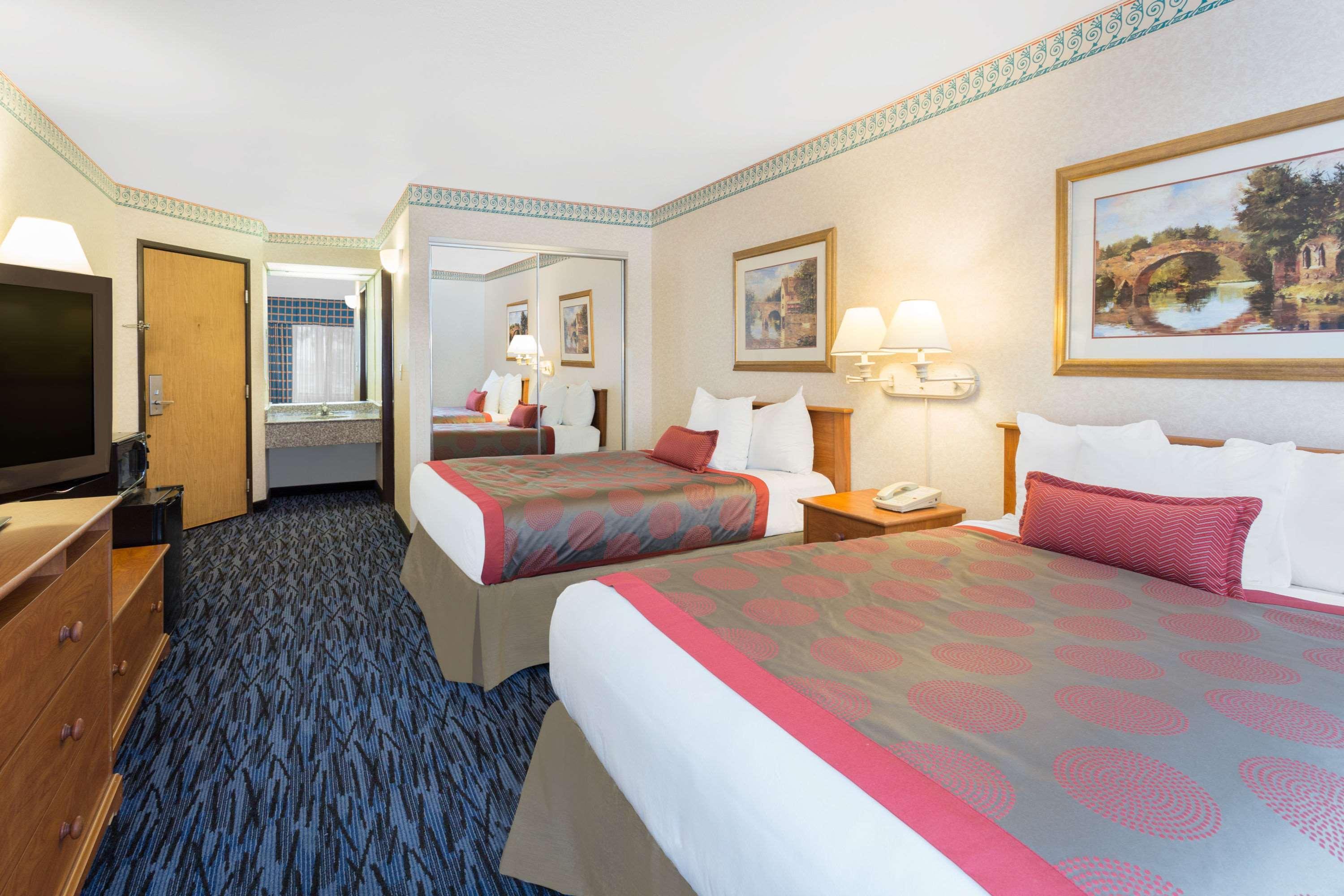 Hotel Ramada By Wyndham Kent Seattle Area Exterior foto