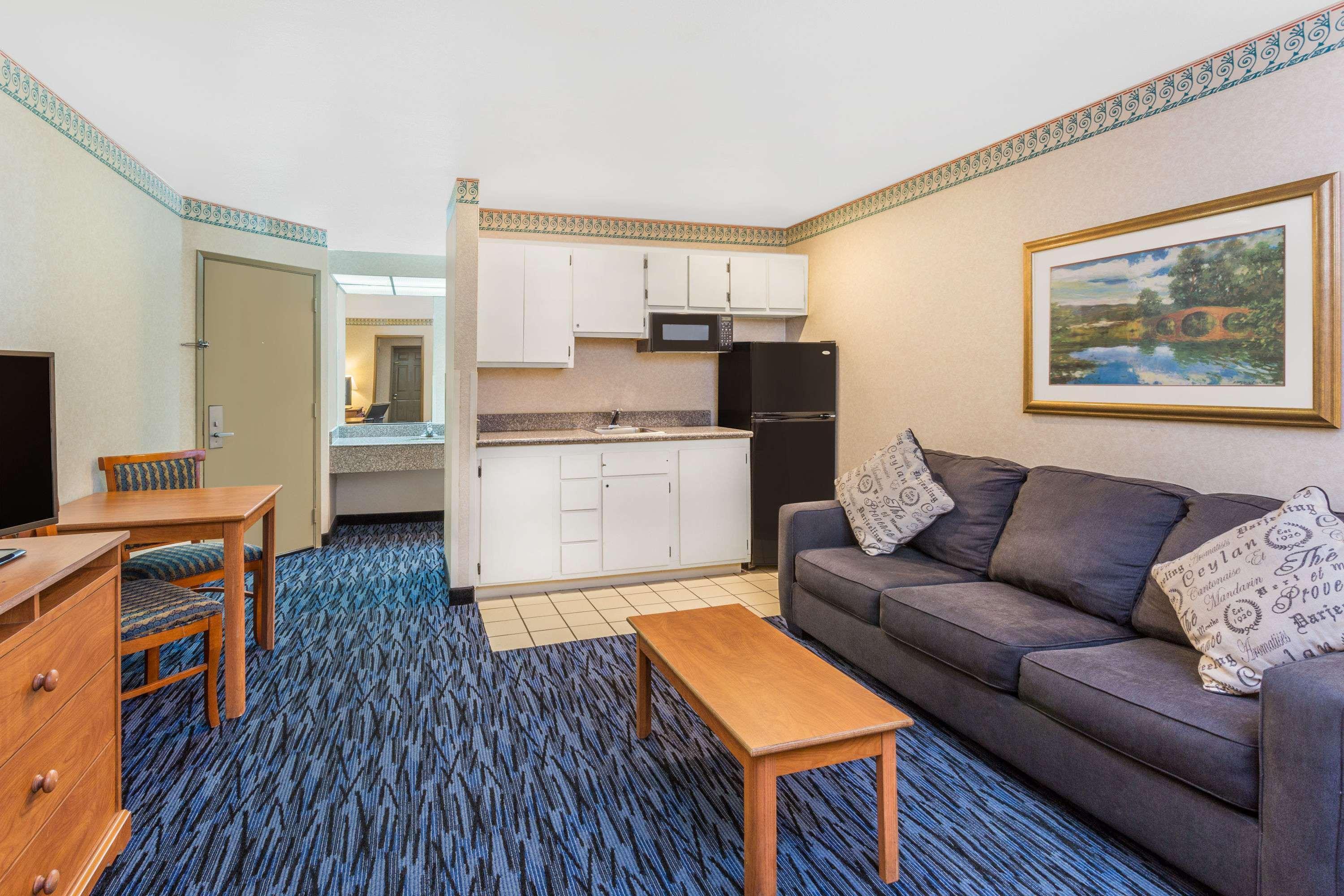 Hotel Ramada By Wyndham Kent Seattle Area Exterior foto