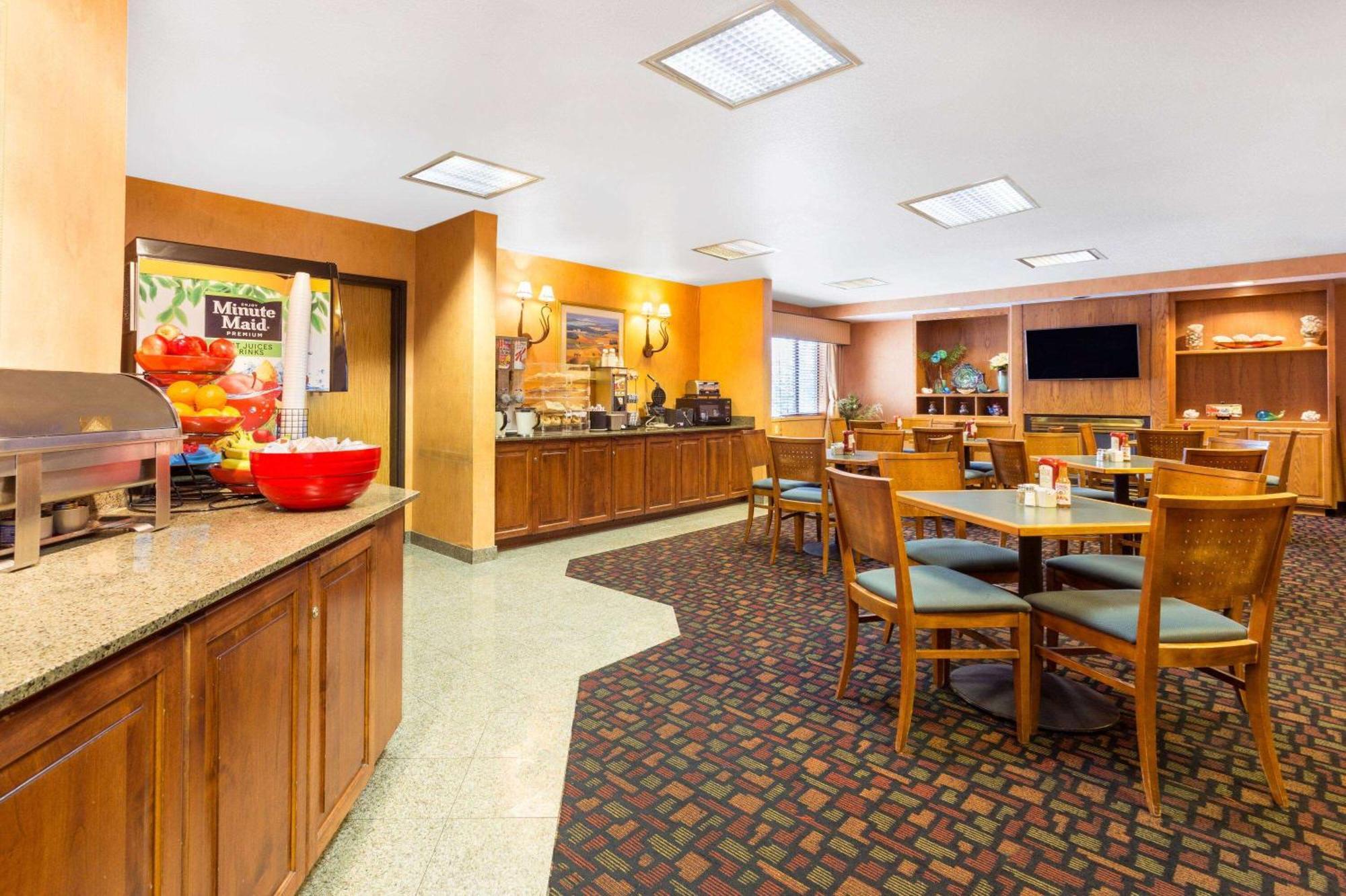 Hotel Ramada By Wyndham Kent Seattle Area Exterior foto