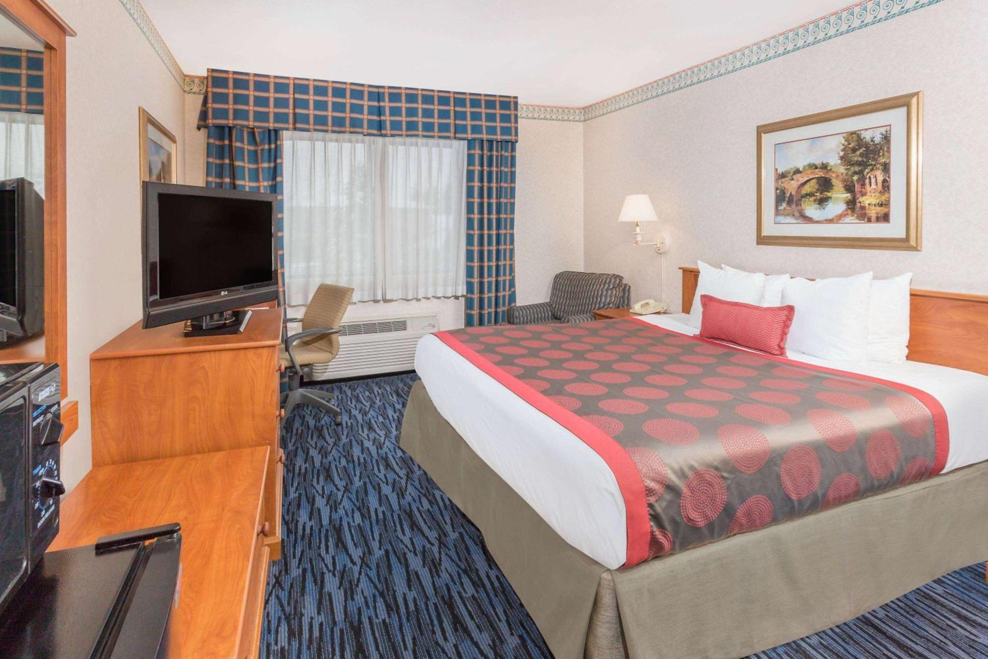 Hotel Ramada By Wyndham Kent Seattle Area Exterior foto