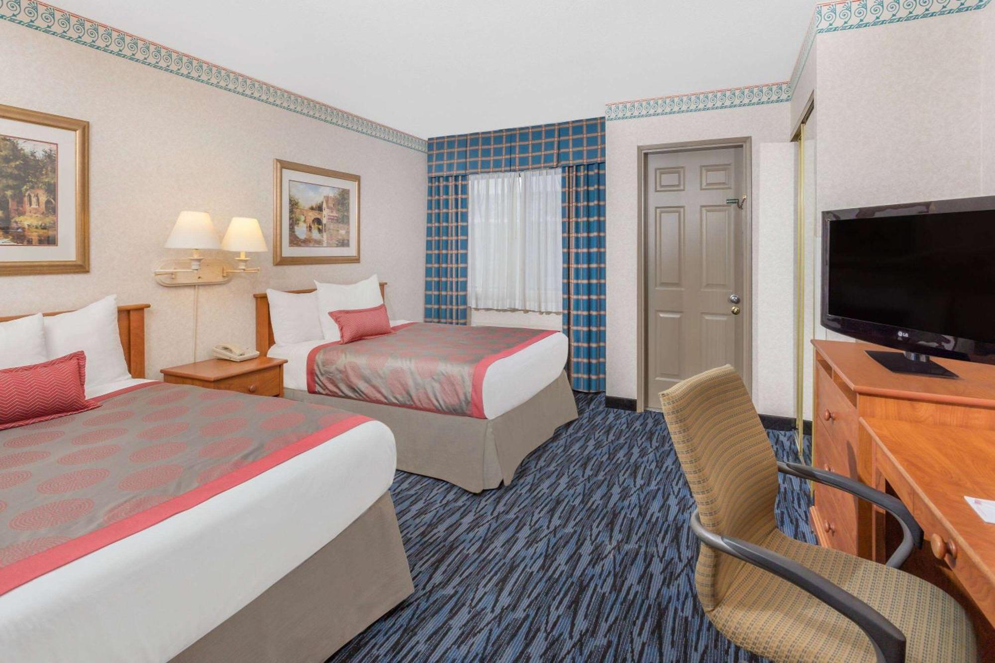 Hotel Ramada By Wyndham Kent Seattle Area Exterior foto