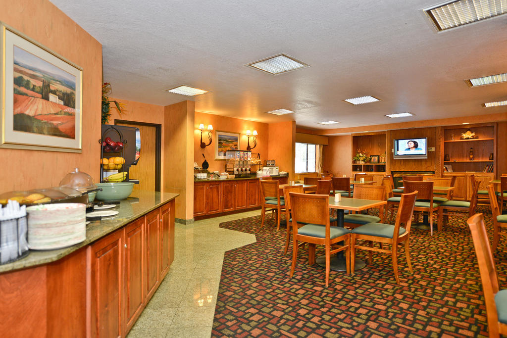 Hotel Ramada By Wyndham Kent Seattle Area Exterior foto
