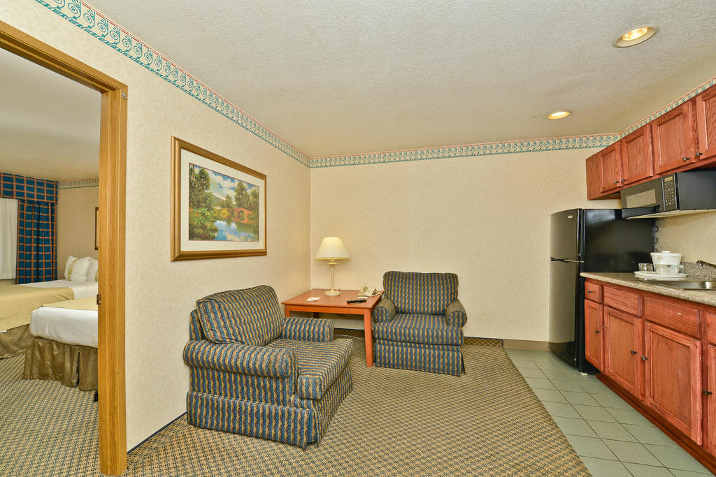 Hotel Ramada By Wyndham Kent Seattle Area Exterior foto
